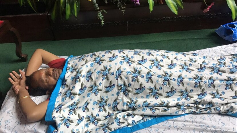 গায়ে চাদর দিয়ে মাটিতে বিছানা করে বিধানসভার মধ্যেই ঘুমিয়ে পড়লেন বিজেপি এমএলএ