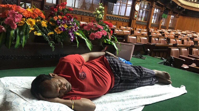 বিধানসভাতেই গভীর ঘুমে বিজেপি এমএলএ।