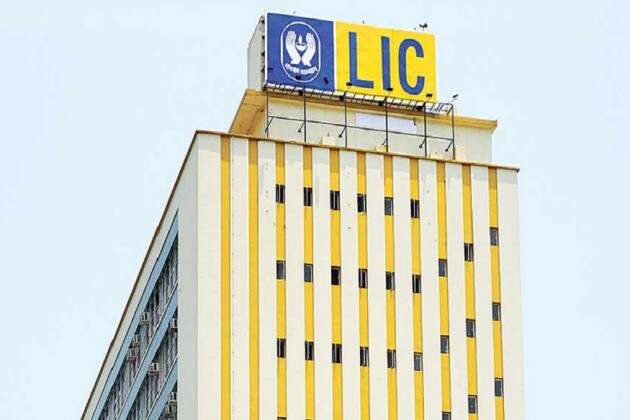 দেশের সবচেয়ে বড় লাইফ ইনস্যুরেন্স সংস্থা LIC একাধিক পলিসি বা স্কিম রয়েছে যাতে সাধারণ মানুষ অনেকটাই লাভবান হতে পারবেন ৷ তারই মধ্যে একটি স্কিম হচ্ছে নিউ জীবন আনন্দ পলিসি ৷ বিশষজ্ঞদের মতে এই স্কিমে দ্বিগুণ লাভ পেতে পারেন পলিসি হোল্ডাররা ৷ এক এই পলিসি করলে মিলবে ট্যাক্স ছাড় ৷ আর দ্বিতীয় পলিসি রিস্ক কভার থাকবে সারা জীবন ৷ দেশের সবচেয়ে বড় লাইফ ইনস্যুরেন্স সংস্থা LIC একাধিক পলিসি বা স্কিম রয়েছে যাতে সাধারণ মানুষ অনেকটাই লাভবান হতে পারবেন ৷ তারই মধ্যে একটি স্কিম হচ্ছে নিউ জীবন আনন্দ পলিসি ৷ বিশষজ্ঞদের মতে এই স্কিমে দ্বিগুণ লাভ পেতে পারেন পলিসি হোল্ডাররা ৷ এক এই পলিসি করলে মিলবে ট্যাক্স ছাড় ৷ আর দ্বিতীয় পলিসি রিস্ক কভার থাকবে সারা জীবন ৷