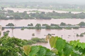 প্রবল বৃষ্টিতে বানভাসি মুম্বই