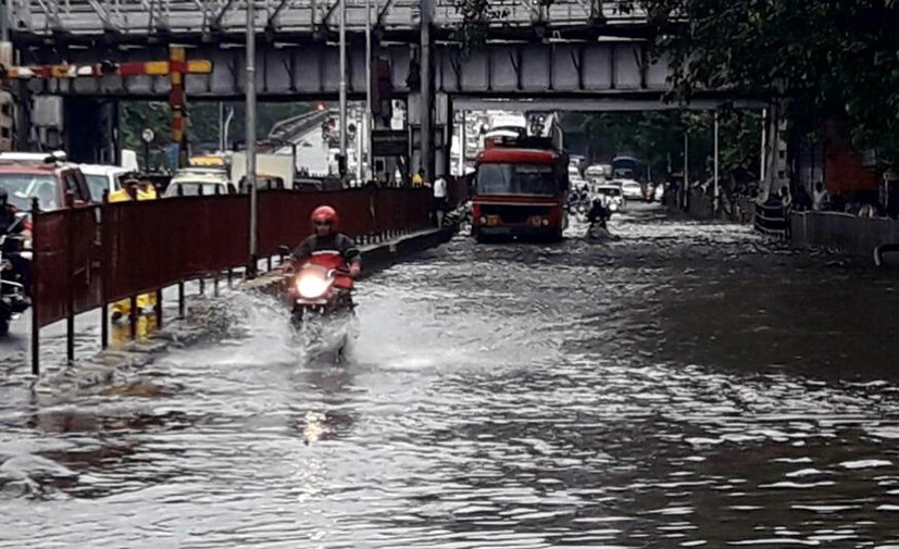 মুম্বইয়ের বিভিন্ন রাস্তা ভারি বৃষ্টিতে জলমগ্ন