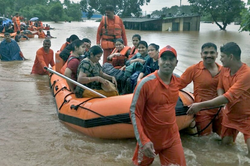 উদ্ধারে নামে এনডিআরএফের ৮টি নৌকা  উদ্ধারে নামে নৌসেনা, বায়ুসেনা ও দমকল ৮ ঘণ্টার চেষ্টায় ট্রেনের সব যাত্রী উদ্ধার