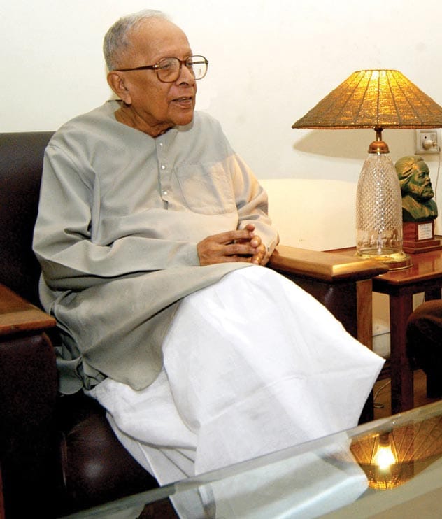 এক শিক্ষিত উচ্চবিত্ত পরিবারে তাঁর জন্ম। লেখাপড়া করেছেন কলকাতার অভিজাত স্কুল ও কলেজে। ইংরেজী সাহিত্যে অনার্স নিয়ে প্রেসিডেন্সি কলেজ থেকে বিএ পাশ করেন । কলকাতার পড়াশোনা শেষে তিনি লন্ডন গিয়েছিলেন ল’ পড়তে। বিলাত থেকে ব্যারিস্টার হয়ে তিনি দেশে ফিরে আসলেন, কিন্তু ব্যারিস্টারী করলেন না। তিনি হলেন কমিউনিস্ট পার্টির সর্বক্ষণের কর্মী। এক শিক্ষিত উচ্চবিত্ত পরিবারে তাঁর জন্ম। লেখাপড়া করেছেন কলকাতার অভিজাত স্কুল ও কলেজে। ইংরেজী সাহিত্যে অনার্স নিয়ে প্রেসিডেন্সি কলেজ থেকে বিএ পাশ করেন । কলকাতার পড়াশোনা শেষে তিনি লন্ডন গিয়েছিলেন ল’ পড়তে। বিলাত থেকে ব্যারিস্টার হয়ে তিনি দেশে ফিরে আসলেন, কিন্তু ব্যারিস্টারী করলেন না। তিনি হলেন কমিউনিস্ট পার্টির সর্বক্ষণের কর্মী।
