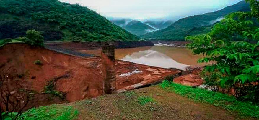 মঙ্গলবার প্রায় রাত ৯.৩০টা নাগাদ রত্নগিরি জেলার তিওয়ারে বাঁধ ভেঙে যাওয়ায় জল ঢুকে পড়ে প্রায় ৭টি গ্রামে। বাঁধের ধারে অবস্থিত ১২টি বাড়ি ভেসে যায় জলের স্রোতে। (Image: PTI) মঙ্গলবার প্রায় রাত ৯.৩০টা নাগাদ রত্নগিরি জেলার তিওয়ারে বাঁধ ভেঙে যাওয়ায় জল ঢুকে পড়ে প্রায় ৭টি গ্রামে। বাঁধের ধারে অবস্থিত ১২টি বাড়ি ভেসে যায় জলের স্রোতে। (Image: PTI)