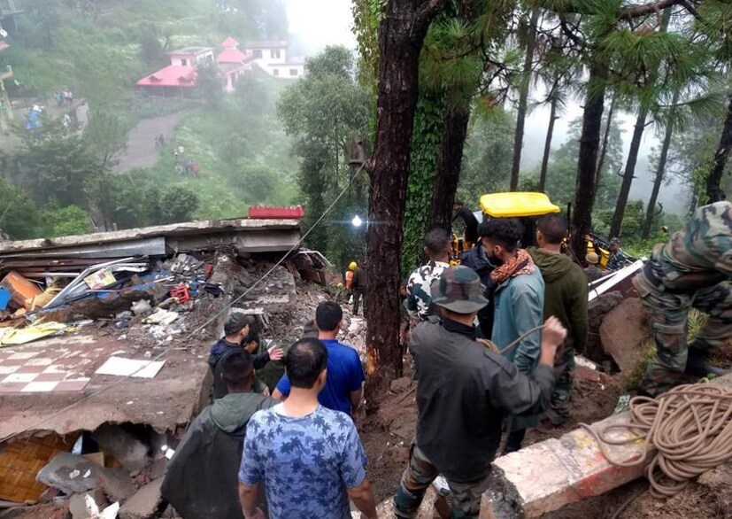 রবিবার দুপুরে দুর্ঘটনাটি ঘটে। যেসময় ধাবাটি ভেঙে পড়ে তখন সেখানে ৫০ জন ছিলেন। (Image: PTI) 