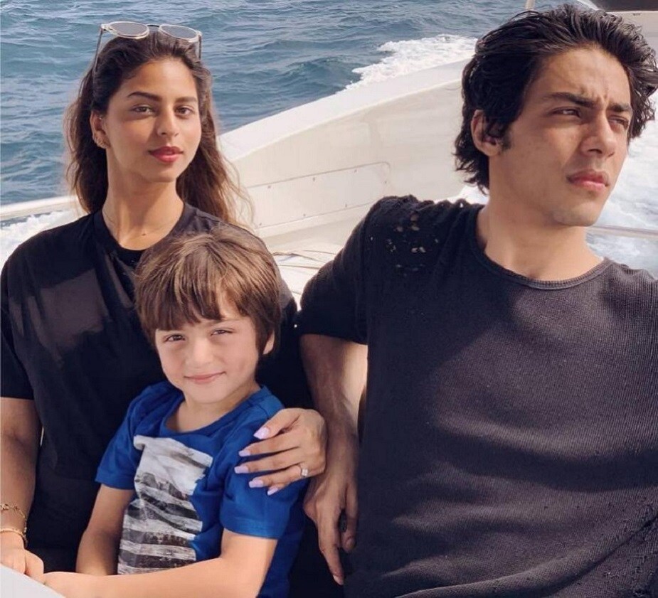 তবে মালদ্বীপ থেকে ফিরে এসে সেই ছবি শেয়ার করলেন শাহরুখ ও গৌরি খান। সুহানার (suhana khan) স্কুল শেষ হয়ে গিয়েছে। বাড়িতে রয়েছেন আরিয়ানও (Aryan khan)। তাই এই সময়টা নষ্ট না করে চলে গেলেন সবাই মিলে বেড়াতে।photo source collected তবে মালদ্বীপ থেকে ফিরে এসে সেই ছবি শেয়ার করলেন শাহরুখ ও গৌরি খান। সুহানার (suhana khan) স্কুল শেষ হয়ে গিয়েছে। বাড়িতে রয়েছেন আরিয়ানও (Aryan khan)। তাই এই সময়টা নষ্ট না করে চলে গেলেন সবাই মিলে বেড়াতে।photo source collected
