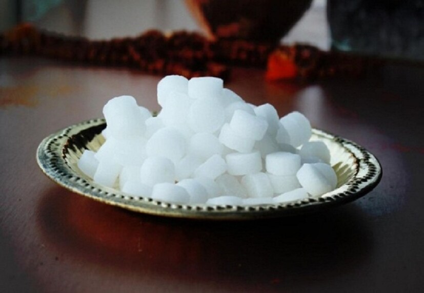 মশা কর্পূরের গন্ধ একেবারেই সহ্য করতে পারে না। ৫০ গ্রাম কর্পূর বাটিতে জল নিয়ে ভিজিয়ে রাখুন। এরপর এটি ঘরের কোণে রেখে দিন। সঙ্গে সঙ্গে মশা গায়েব হয়ে যাবে। photo source collected 