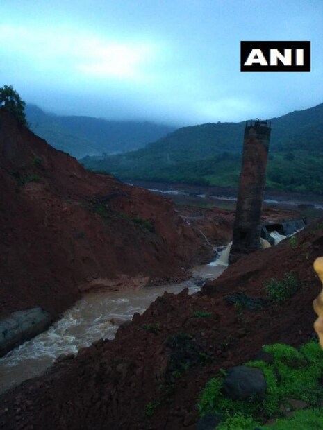 উদ্ধার কাজের পাশাপাশি চলছে তল্লাশি অভিযান। (Image: Twitter/@ANI)