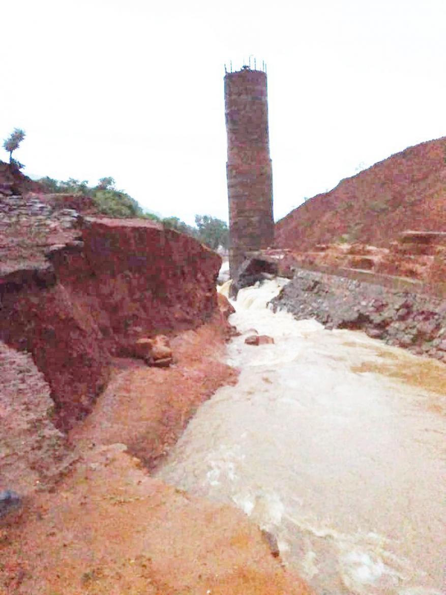 ন্যাশনাল ডিজাস্টার রেসপন্স ফোর্সের কর্মীরা ঘটনাস্থলে পৌঁছে উদ্ধারকাজ শুরু করেন। (Image: Twitter/@ANI) ন্যাশনাল ডিজাস্টার রেসপন্স ফোর্সের কর্মীরা ঘটনাস্থলে পৌঁছে উদ্ধারকাজ শুরু করেন। (Image: Twitter/@ANI)