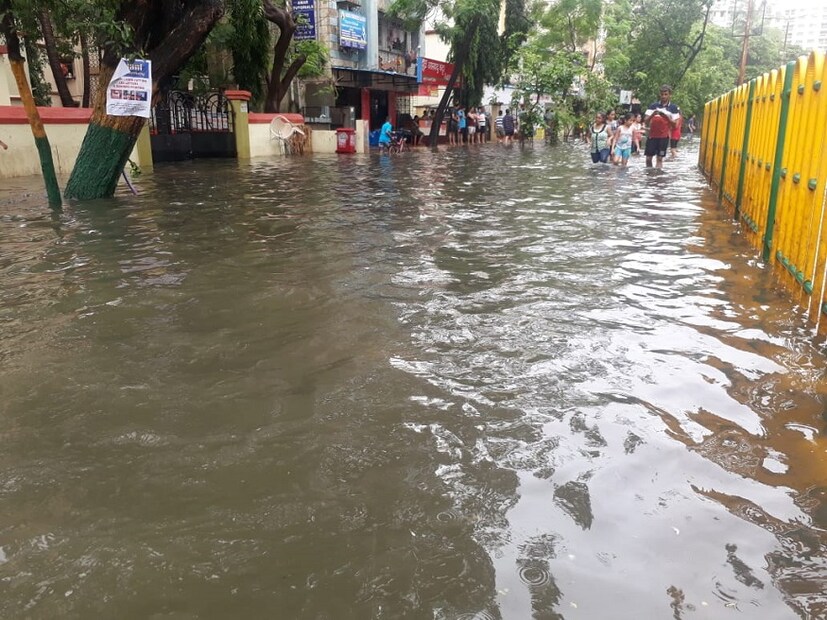 মুম্বইয়ে আজ সরকারি ছুটি ঘোষণা করা হয়েছে। বন্ধ স্কুল, কলেজ, অফিস, আদালত। মহারাষ্ট্রের মুখ্যমন্ত্রী দেবেন্দ্র ফড়নবীশের আবেদন, খুব প্রয়োজন ছাড়া কেউ যেন বাড়ি থেকে না বেরোন। (Image: News18)