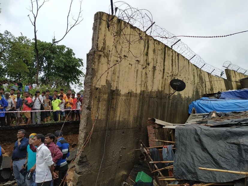  দেওয়ালের নিচে বেশকিছু মানুষ চাপা পড়ে রয়েছে বলেই আশঙ্কা করা হচ্ছে। (Image: News18)