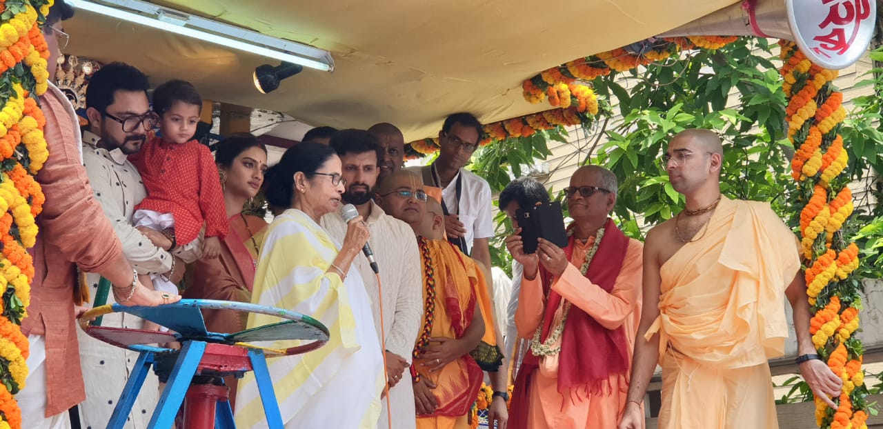 • গত ১৯ জুন কলকাতার প্রতিষ্ঠিত বস্ত্র ব্যবসায়ী নিখিল জৈনের সঙ্গে গাঁটছড়া বেঁধেছেন নুসরত ৷ তুরস্কের বোদরুমে হিন্দু মতে বিয়ে সেরেছেন তাঁরা ৷ ২০ জুন ছিল তাঁদের হোয়াইট ওয়েডিং ৷ কলকাতাতে ইসলাম মতে নিকাহ সেরেছিলেন নুসরত-নিখিল ৷ Image: News18 • গত ১৯ জুন কলকাতার প্রতিষ্ঠিত বস্ত্র ব্যবসায়ী নিখিল জৈনের সঙ্গে গাঁটছড়া বেঁধেছেন নুসরত ৷ তুরস্কের বোদরুমে হিন্দু মতে বিয়ে সেরেছেন তাঁরা ৷ ২০ জুন ছিল তাঁদের হোয়াইট ওয়েডিং ৷ কলকাতাতে ইসলাম মতে নিকাহ সেরেছিলেন নুসরত-নিখিল ৷ Image: News18
