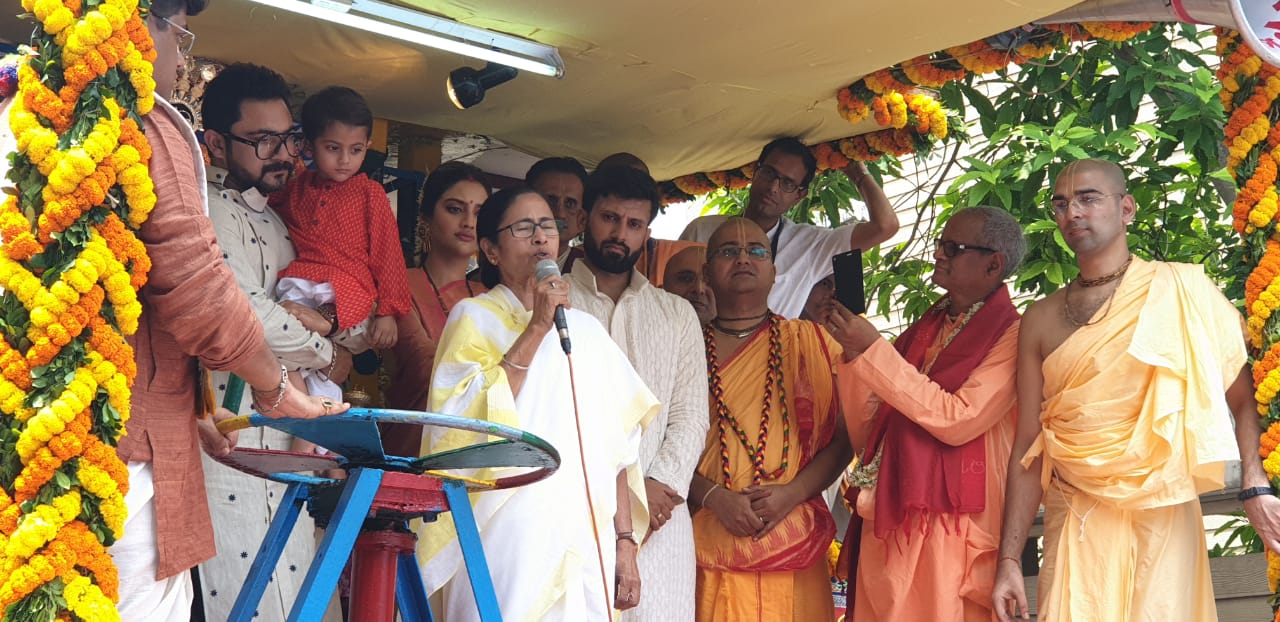 • বিয়ের পর মেহেন্দি-চূড়া-সিঁদুর পরে সাংসদে শপথ নিয়েছিলেন নুসরত ৷ তারপর থেকেই সমালোচনা শুরু হয়ে যায় তাঁকে নিয়ে ৷ কিন্তু বরাবরই নিজের ধর্মীয় বিশ্বাস ও সব ধর্মকে সম্মান করার কথা বলে এসেছেন নুসরত ৷ Image: News18 • বিয়ের পর মেহেন্দি-চূড়া-সিঁদুর পরে সাংসদে শপথ নিয়েছিলেন নুসরত ৷ তারপর থেকেই সমালোচনা শুরু হয়ে যায় তাঁকে নিয়ে ৷ কিন্তু বরাবরই নিজের ধর্মীয় বিশ্বাস ও সব ধর্মকে সম্মান করার কথা বলে এসেছেন নুসরত ৷ Image: News18
