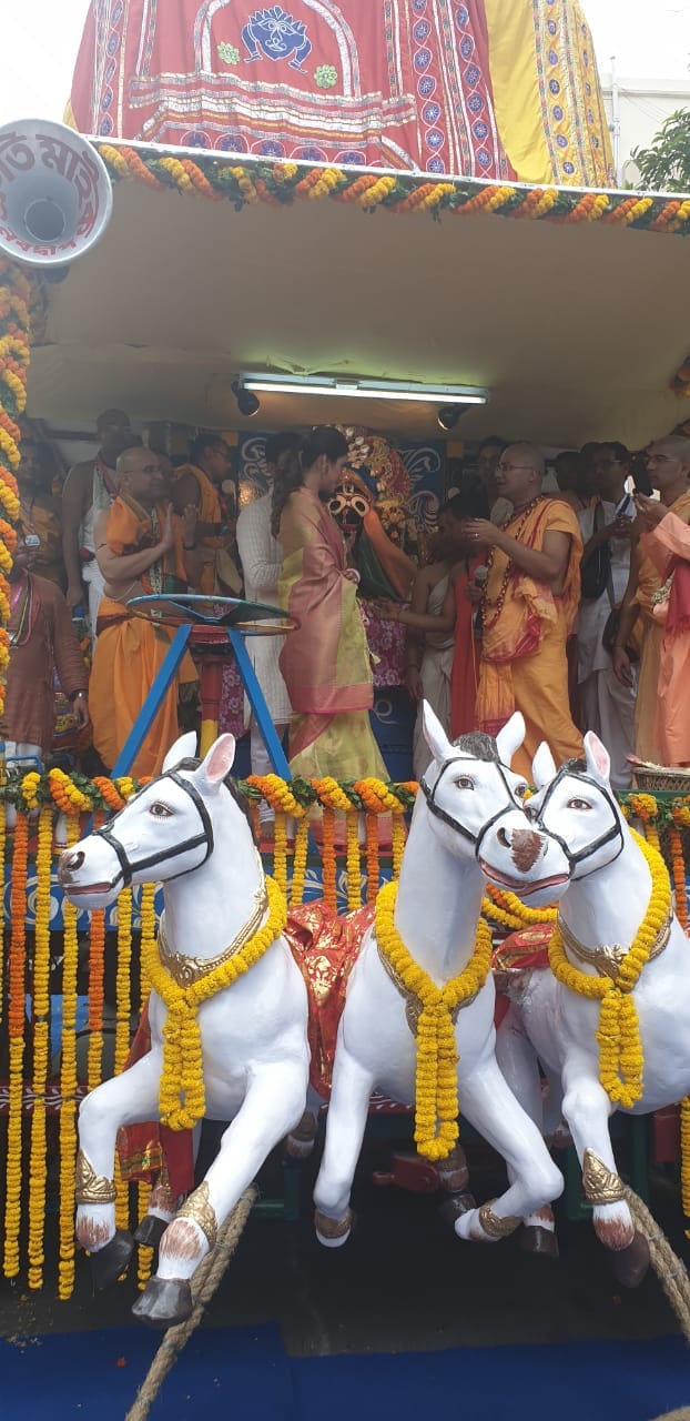 • তার সেই চিন্তাভাবনাকে সম্মান জানাতেই ইস্কনের তরফ থেকে আমন্ত্রণ জানানো হয়েছে তাঁকে ৷ নজিরবিহীনভাবে এবার রথযাত্রার সূচনা হয়েছে সংখ্যালঘু মানুষের হাতে ৷ Image: News18 • তার সেই চিন্তাভাবনাকে সম্মান জানাতেই ইস্কনের তরফ থেকে আমন্ত্রণ জানানো হয়েছে তাঁকে ৷ নজিরবিহীনভাবে এবার রথযাত্রার সূচনা হয়েছে সংখ্যালঘু মানুষের হাতে ৷ Image: News18