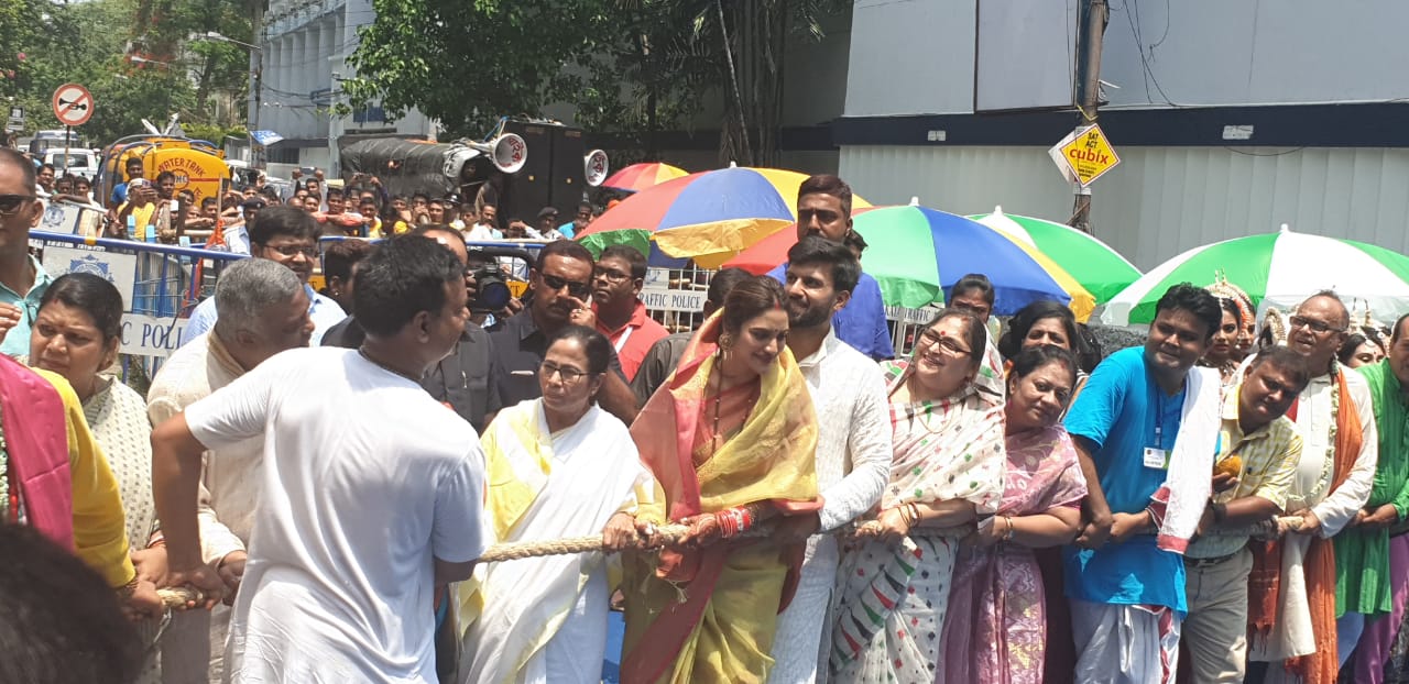• মুখ্যমন্ত্রী মমতা বন্দ্যোপাধ্যায়ের পাশাপাশি স্বামী নিখিলকে নিয়ে রথযাত্রায় উপস্থিত হয়েছিলেন নুসরতও ৷ Image: News18 • মুখ্যমন্ত্রী মমতা বন্দ্যোপাধ্যায়ের পাশাপাশি স্বামী নিখিলকে নিয়ে রথযাত্রায় উপস্থিত হয়েছিলেন নুসরতও ৷ Image: News18