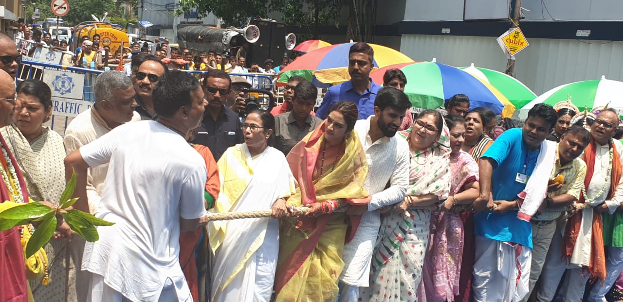• হালকা সবুজ শাড়িতে মাথায় ঘোমটা, গলায় মঙ্গল সূত্র, সিঁথিতে সিঁদুর...খাঁটি হিন্দু বৌয়ের মতোই সেজেছিলেন নুসরত ৷ Image: News18 • হালকা সবুজ শাড়িতে মাথায় ঘোমটা, গলায় মঙ্গল সূত্র, সিঁথিতে সিঁদুর...খাঁটি হিন্দু বৌয়ের মতোই সেজেছিলেন নুসরত ৷ Image: News18