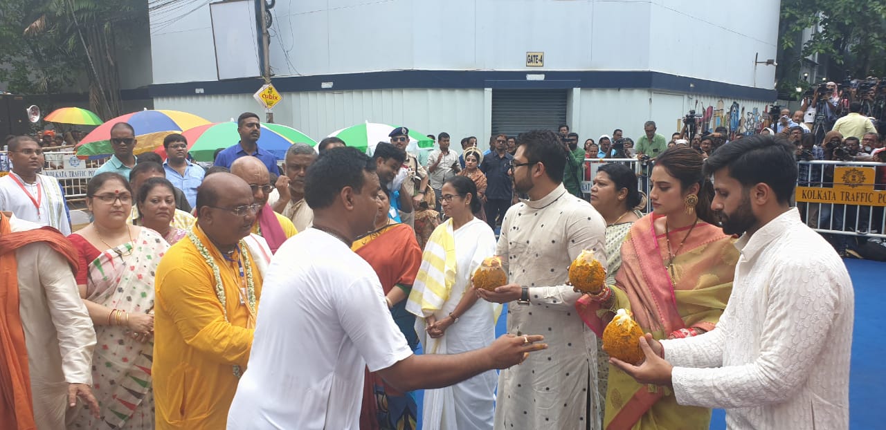 • রথযাত্রার মঞ্চ থেকে সমালোচকদের উদ্দেশ্যে ফের নুসরত জবাব দিয়ে বললেন, ‘আমার বিশ্বাস আমার কাছে, সমালোচকদের কেয়ার করি না ৷’ Image: News18 • রথযাত্রার মঞ্চ থেকে সমালোচকদের উদ্দেশ্যে ফের নুসরত জবাব দিয়ে বললেন, ‘আমার বিশ্বাস আমার কাছে, সমালোচকদের কেয়ার করি না ৷’ Image: News18