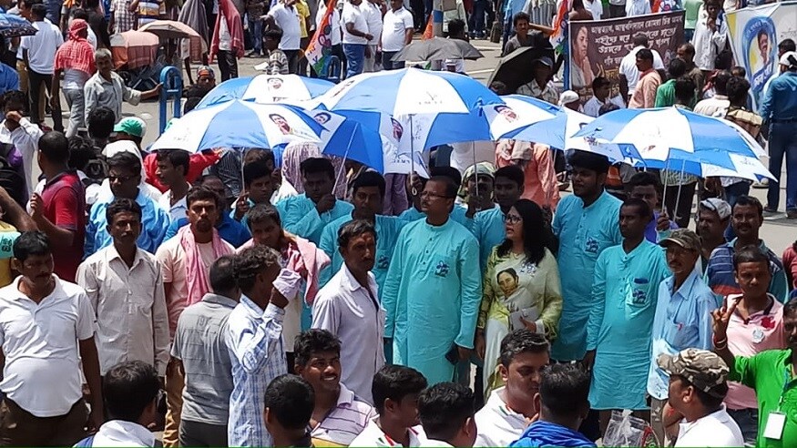 ইতিহাসের ২১ জুলাই। রাজনৈতিক পট-পরিবর্তনের ২১ শে জুলাই। প্রতিবার ফিরে আসা ২১ শে জুলাই। এবার বিশেষ এই দিন ঘিরে আবেগ আর উন্মাদনার ছবিটা একই রকম। (Image: News18) ইতিহাসের ২১ জুলাই। রাজনৈতিক পট-পরিবর্তনের ২১ শে জুলাই। প্রতিবার ফিরে আসা ২১ শে জুলাই। এবার বিশেষ এই দিন ঘিরে আবেগ আর উন্মাদনার ছবিটা একই রকম। (Image: News18)