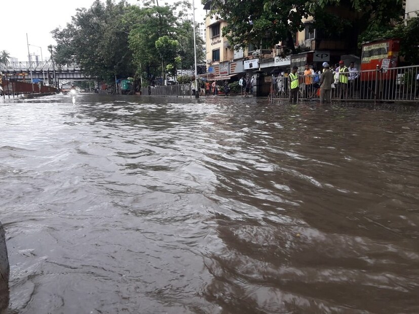 শহরের নিচু এলাকাগুলিতে জল ভরে গেছে। (Image: News18)