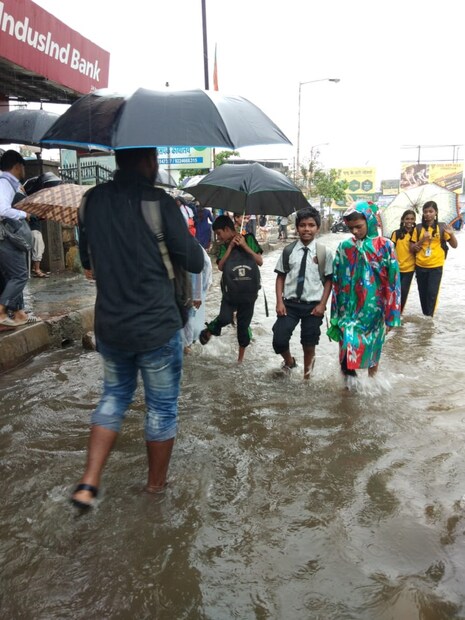 ভয়ংকর পরিস্থিতির সম্মুখীন হন সকলে। সমস্যায় পড়ে স্কুল পড়ুয়ারাও (Image: News18)