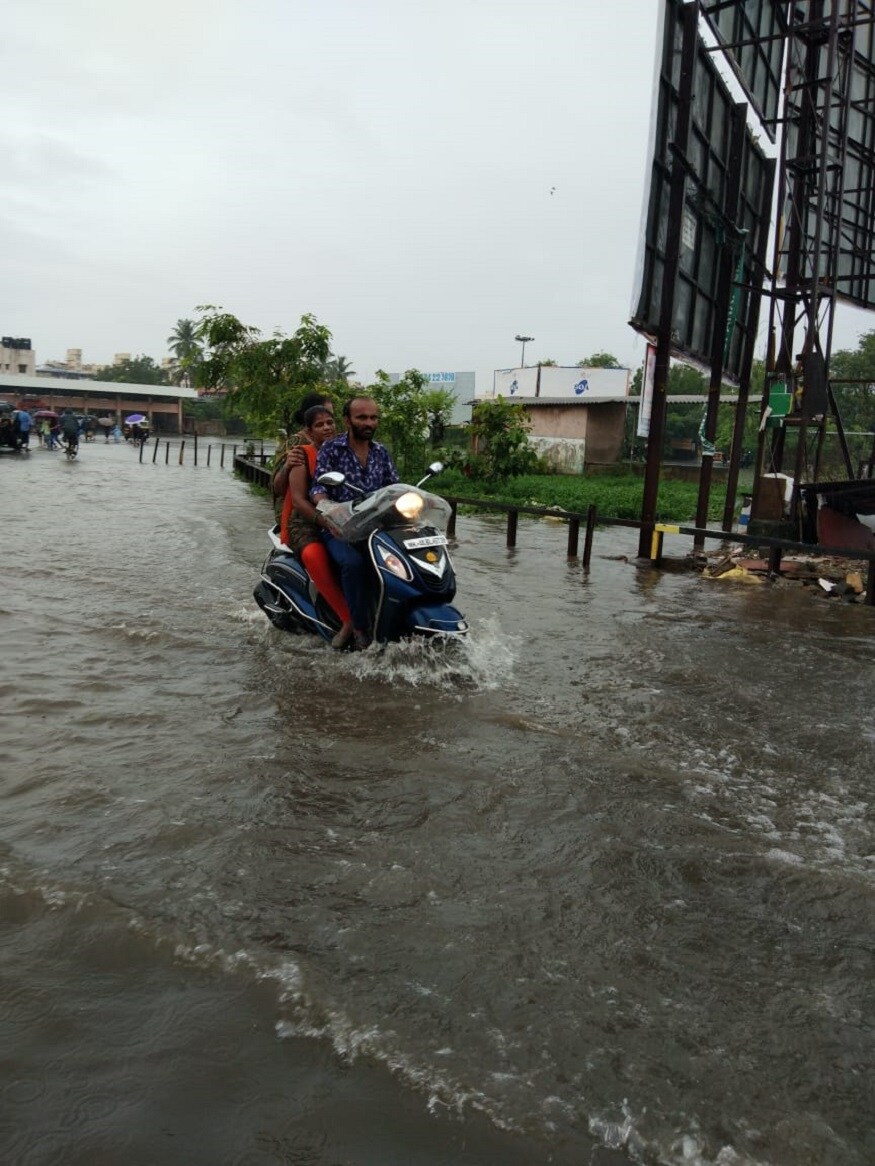 প্বরল বৃষ্টির ফলে ফের জল জমে বিপর্যস্ত হয়েছে জনজীবন৷ শহরে এখানে ওখানে জল জমে যানবাহন চলাচলে অসুবিধা করেছে৷ (Image: News18) প্বরল বৃষ্টির ফলে ফের জল জমে বিপর্যস্ত হয়েছে জনজীবন৷ শহরে এখানে ওখানে জল জমে যানবাহন চলাচলে অসুবিধা করেছে৷ (Image: News18)