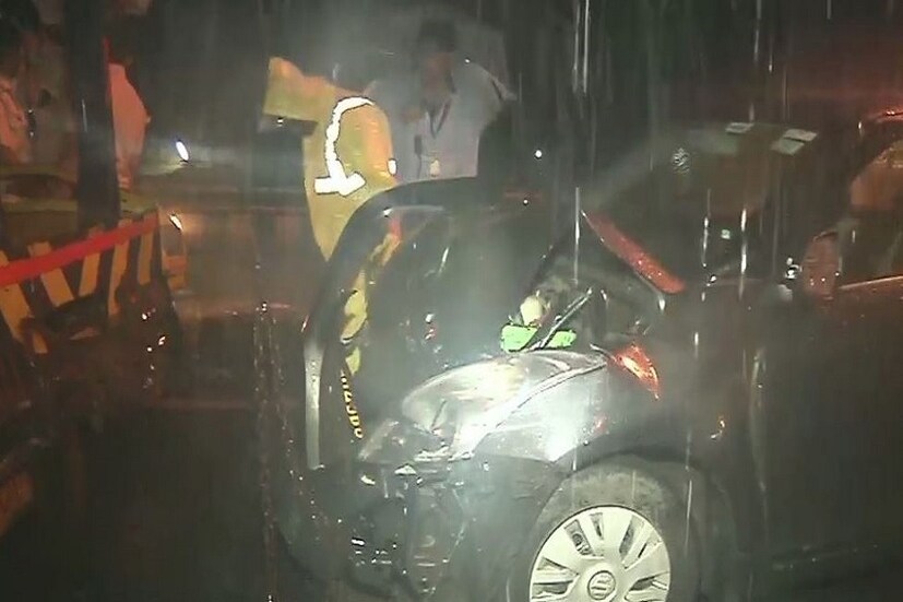 এই ঘটনাটি মুম্বইয়ের আন্ধেরিতে৷ ভোরবেলা অঝোরে বৃষ্টি হচ্ছিল৷ যার ফলে সামনে থেকে আসা গাড়ি নজরে আসেনি চালকের৷ ফলে মারাত্মকভাবে ধাক্কা লাগল দুটি গাড়ির৷ Photo Courtesy: ANI