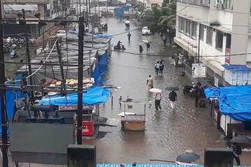 দুর্বল নিকাশি, প্রশাসনের অবহেলা-দু'দিনের বৃষ্টিতেই ডুবেছে মুম্বই