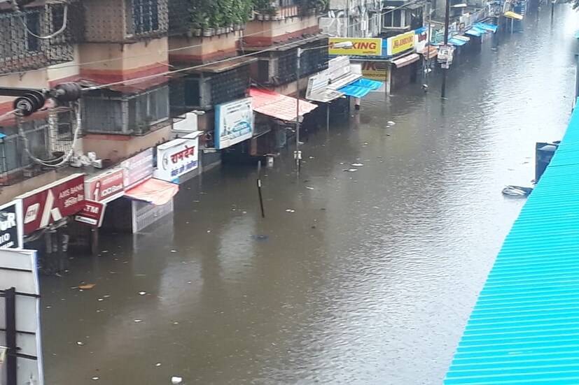 নালাসপোরায় জলের নীচে চলে গিয়েছে একাধিক দোকান । স্বাভাবিক কেনাবেচাও বন্ধ জল জমে যাওয়ার কারণে ।(Photo: News18)
