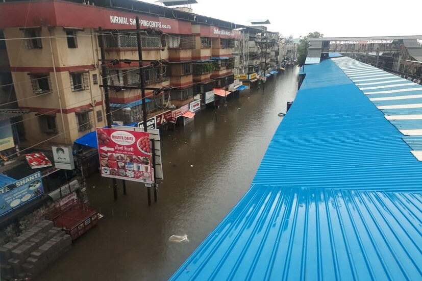 তবে এবার নয়া অজুহাত এনেছেন মুম্বই পুরপ্রধান প্রবীণ পরদেশী । জলবায়ুর সার্বিক পরিবর্তনের জন্যই এই অবস্থা বলে দাবি করেছেন তিনি । এর আগে কোনও দিনও এক মাসের বৃষ্টি দু'দিনে হয়নি , কিন্তু এবছর তা হয়েছে ও আরও বেশি বৃষ্টিপাত হবে । এটি সম্পূর্ণ ভৌগোলিক ঘটনা, এমনই ব্যাখ্যা দিয়েছেন পুরপ্রধান । (Photo: News18)