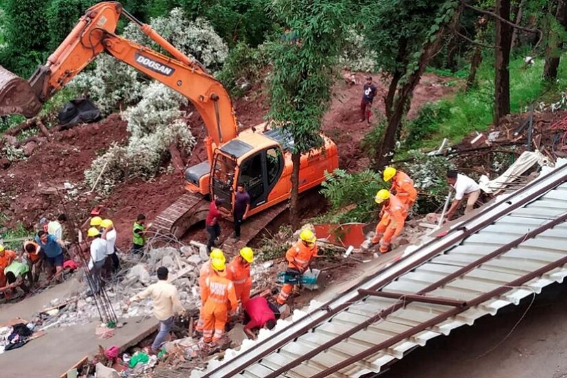 অতি বৃষ্টিপাতের কারণে হিমাচল প্রদেশের সোলানে একটি বহুতল রেস্টুরেন্ট ধসে সেনাবাহিনীর ছয় সদস্যসহ সাতজন নিহত হয়েছে। (Image: PTI)