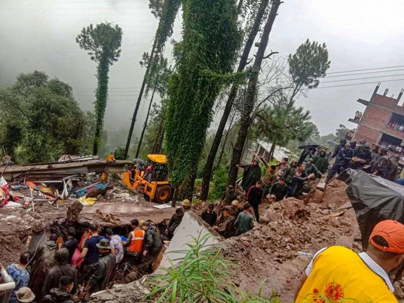 ঘটনাস্থলে উপস্থিত হয়েছে জাতীয় বিপর্যয় মোকাবিলা বাহিনীর একটি দল। এখন পর্যন্ত ১৭ জনকে আহতাবস্থায় উদ্ধার করা হয়েছে। (Image: PTI)
