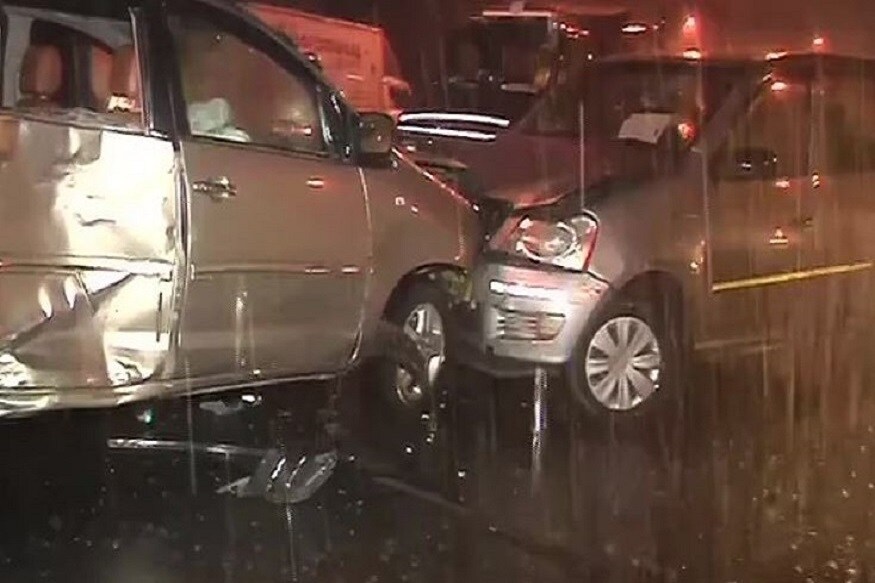 ব্যপক বৃষ্টিতে কমেছে দৃশ্যমানতা৷ কোনওভাবে দেখতে পাওয়া যাচ্ছে না সামনে আসা গাড়ি৷ এরফলেই ঘটে গেল চরম দুর্ঘটনা৷ মুখোমুখি দুটি গাড়ির সংঘর্ষে ৮জন জখম হলেন৷ Photo Courtesy: ANI ব্যপক বৃষ্টিতে কমেছে দৃশ্যমানতা৷ কোনওভাবে দেখতে পাওয়া যাচ্ছে না সামনে আসা গাড়ি৷ এরফলেই ঘটে গেল চরম দুর্ঘটনা৷ মুখোমুখি দুটি গাড়ির সংঘর্ষে ৮জন জখম হলেন৷ Photo Courtesy: ANI