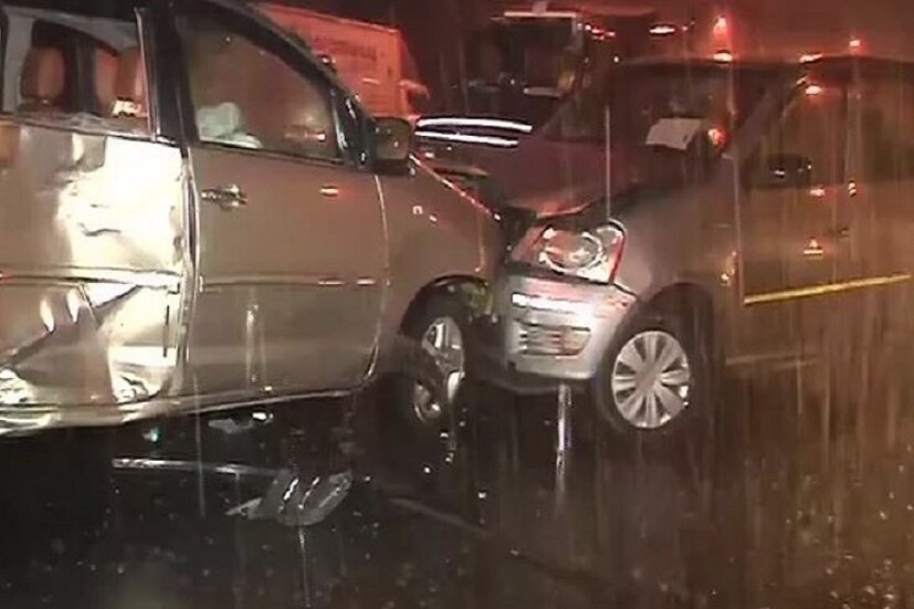 ব্যপক বৃষ্টিতে কমেছে দৃশ্যমানতা৷ কোনওভাবে দেখতে পাওয়া যাচ্ছে না সামনে আসা গাড়ি৷ এরফলেই ঘটে গেল চরম দুর্ঘটনা৷ মুখোমুখি দুটি গাড়ির সংঘর্ষে ৮জন জখম হলেন৷ Photo Courtesy: ANI