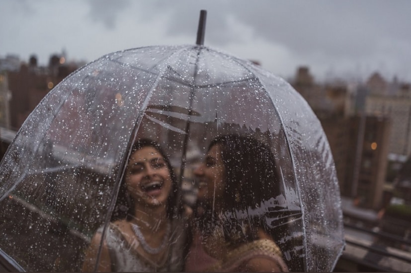 পাকিস্তানের শিল্পী সুদস মালিক ও ভারতীয় বংশোদ্ভূত অঞ্জলি চক্র৷ দুজনেই নিউ ইয়র্কের বাসিন্দা৷ এই সমকামী জুটির ফোটোশুটই মুগ্ধ করেছে নেটিজেনদের৷ 