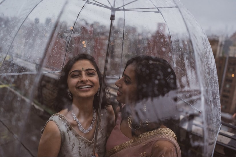 ফোটোশুটের জন্য এথনিক পোশাক বেছে নিয়েছিলেন দুই পার্টনারই৷ লেহঙ্গা, টিপ, নাকছাবি সুসজ্জিতা হয়ে পোজ দেন দুজনে৷