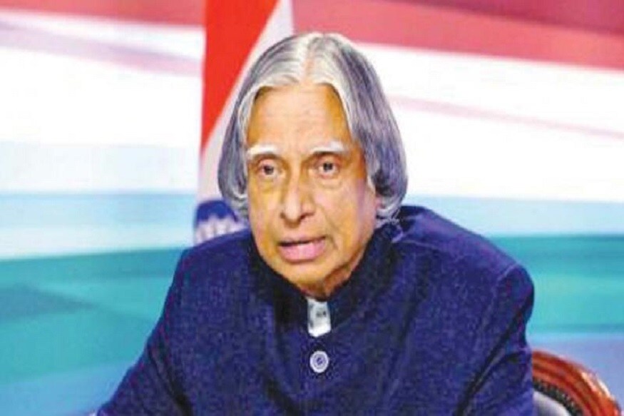 অঙ্ক ও ভৌত বিজ্ঞান প্রিয় বিষয় ছিল তাঁর ৷ লেখাপড়ায় শৈশবে তেমন মনোযোগ ছিলনা ৷ খবরের কাগজ বিক্রি করে হাত খরচের টাকা যোগাড় করতেন ৷ ফাইল ছবি ৷ অঙ্ক ও ভৌত বিজ্ঞান প্রিয় বিষয় ছিল তাঁর ৷ লেখাপড়ায় শৈশবে তেমন মনোযোগ ছিলনা ৷ খবরের কাগজ বিক্রি করে হাত খরচের টাকা যোগাড় করতেন ৷ ফাইল ছবি ৷