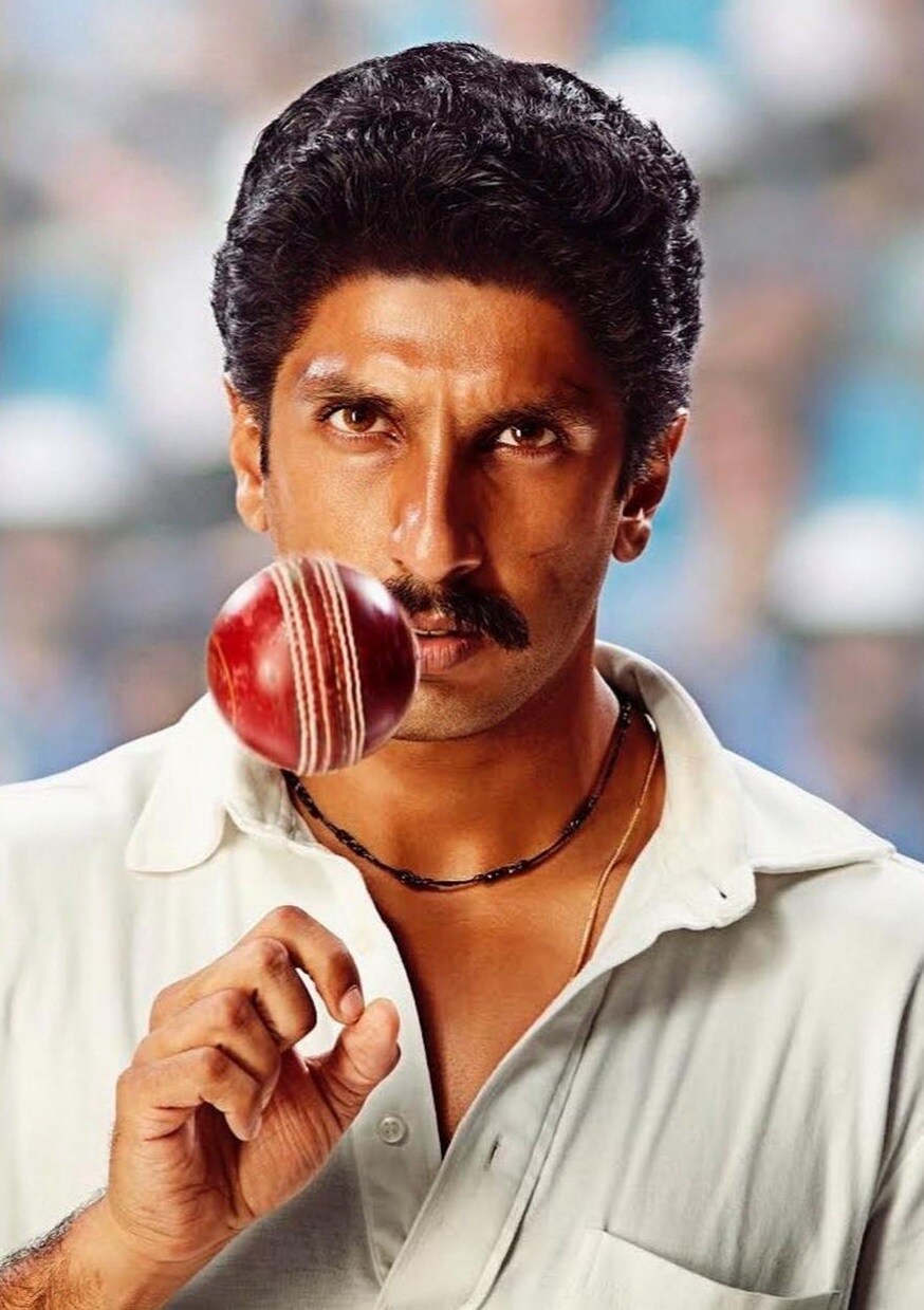 ৬ জুলাই নিজের ৩৪ বছরের জন্মদিনে 83'-তে নিজের লুক প্রকাশ করেন রণবীর৷ হুবুহু কপিল দেবের চেহারায় ধরা পড়েন তিনি৷ ৬ জুলাই নিজের ৩৪ বছরের জন্মদিনে 83'-তে নিজের লুক প্রকাশ করেন রণবীর৷ হুবুহু কপিল দেবের চেহারায় ধরা পড়েন তিনি৷