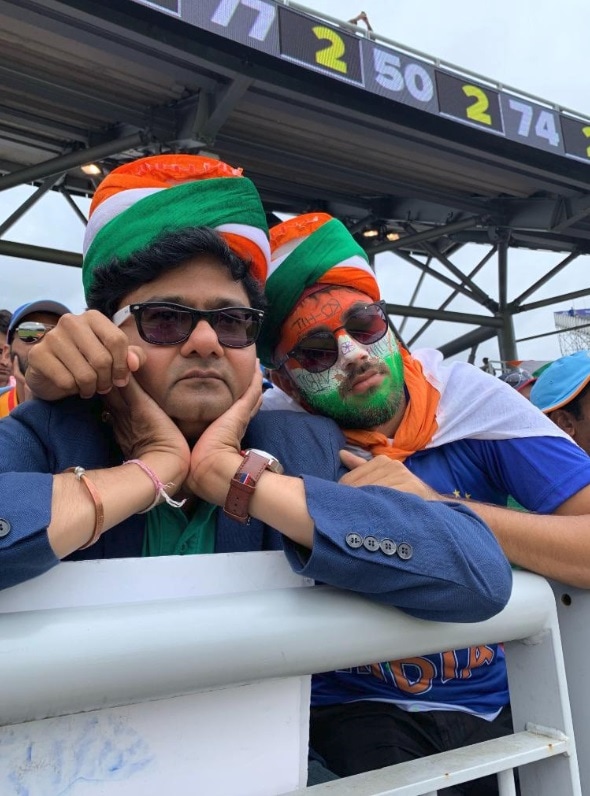 • নিউজিল্যান্ডের কাছে দেশের ভরাডুবিকে রুখতে শক্ত চোয়ালে এদিন মাঠে নেমেছিলেন ধোনি ৷ সঙ্গে পেলেন যোগ্য পার্টনারকে ৷ ১০৪ বলে ১১৬ রানের পার্টনারশিপ শেষ হল জাডেজার ক্যাচ আউটে ৷ কিন্তু দেশবাসীর আশাটা তখনও বেঁচে ছিল একটা নামের জোরে ৷ শেষ পর্যন্ত সবাই ভেবেছিলেন মাহি থাকলে আজ আমরাই হাসব শেষ হাসি ৷ ছবি: ট্যুইটার ৷ • নিউজিল্যান্ডের কাছে দেশের ভরাডুবিকে রুখতে শক্ত চোয়ালে এদিন মাঠে নেমেছিলেন ধোনি ৷ সঙ্গে পেলেন যোগ্য পার্টনারকে ৷ ১০৪ বলে ১১৬ রানের পার্টনারশিপ শেষ হল জাডেজার ক্যাচ আউটে ৷ কিন্তু দেশবাসীর আশাটা তখনও বেঁচে ছিল একটা নামের জোরে ৷ শেষ পর্যন্ত সবাই ভেবেছিলেন মাহি থাকলে আজ আমরাই হাসব শেষ হাসি ৷ ছবি: ট্যুইটার ৷