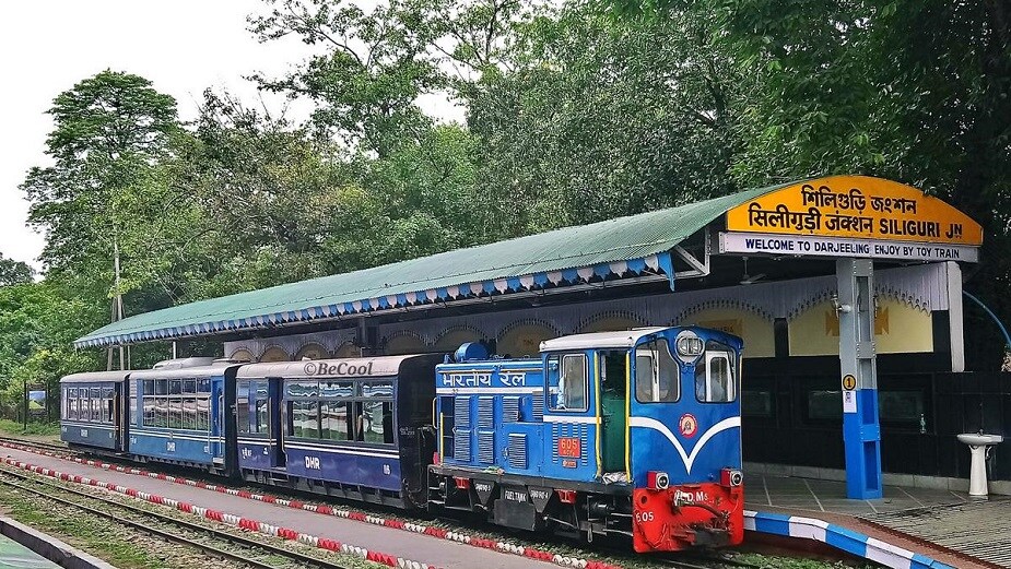 উত্তরবঙ্গে অবিরাম ভারী বৃষ্টি, ধস। শিলিগুড়ি-কালিম্পং-ডুয়ার্স ও বাংলা-সিকিমের সড়ক যোগাযোগ বিচ্ছিন্ন। ভুটান পাহাড়ে অবিরাম বৃষ্টির জেরে ডুয়ার্সে বেহাল রেললাইন। বাতিল হয়ে যায় বেশ কয়েকটি ট্রেন। লাগাতার বৃষ্টিতে টয়ট্রেনের লাইনে ধস, একটানা ৪ দিন বন্ধ শিলিগুড়ি-দার্জিলিং টয়ট্রেন পরিষেবা।Representative imagePhoto Source: Collected উত্তরবঙ্গে অবিরাম ভারী বৃষ্টি, ধস। শিলিগুড়ি-কালিম্পং-ডুয়ার্স ও বাংলা-সিকিমের সড়ক যোগাযোগ বিচ্ছিন্ন। ভুটান পাহাড়ে অবিরাম বৃষ্টির জেরে ডুয়ার্সে বেহাল রেললাইন। বাতিল হয়ে যায় বেশ কয়েকটি ট্রেন। লাগাতার বৃষ্টিতে টয়ট্রেনের লাইনে ধস, একটানা ৪ দিন বন্ধ শিলিগুড়ি-দার্জিলিং টয়ট্রেন পরিষেবা।Representative imagePhoto Source: Collected