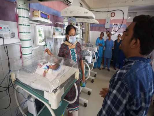 • চার সন্তানের মধ্যে রাত ১টায় প্রথমে কন্যাসন্তানের জন্ম দেন ওই মহিলা ৷ এরপর ১টা ৫৫ পর্যন্ত আরও ৩টি পুত্রসন্তানের জন্ম হয় ৷ • চার সন্তানের মধ্যে রাত ১টায় প্রথমে কন্যাসন্তানের জন্ম দেন ওই মহিলা ৷ এরপর ১টা ৫৫ পর্যন্ত আরও ৩টি পুত্রসন্তানের জন্ম হয় ৷
