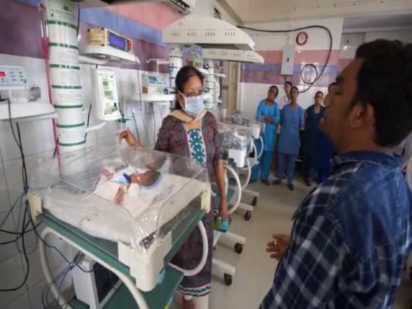• চার সন্তানের মধ্যে রাত ১টায় প্রথমে কন্যাসন্তানের জন্ম দেন ওই মহিলা ৷ এরপর ১টা ৫৫ পর্যন্ত আরও ৩টি পুত্রসন্তানের জন্ম হয় ৷ 