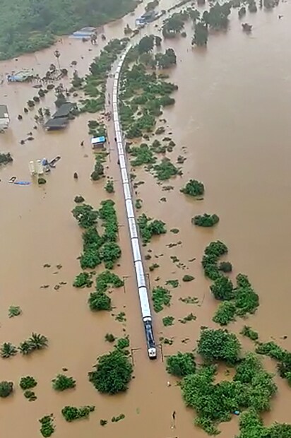 মুম্বই-কোলহাপুর মহালক্ষ্মী এক্সপ্রেস বহু যাত্রীকে নিয়ে চলতে শুরু করেছিল। মাঝে বদলাপুর ও ওয়াঙ্গানির মধ্যে একটি জায়গায় দাঁড়িয়ে পড়তে বাধ্য হয়। সেইসময় রেল ট্র্যাকের উপর দিয়ে বইছিল উলহাস নদী। আশপাশে লোকালয় নেই। ট্রেন যেন ভাসছে। আচমকা ট্রেন থেমে যাওয়ায় ভয় পেয়ে যান যাত্রীরা। কিছুক্ষণের মধ্যেই রেলপুলিশকর্মীরা ছুটে যান। যাত্রীদের দেওয়া হয় খাবার ও জল।