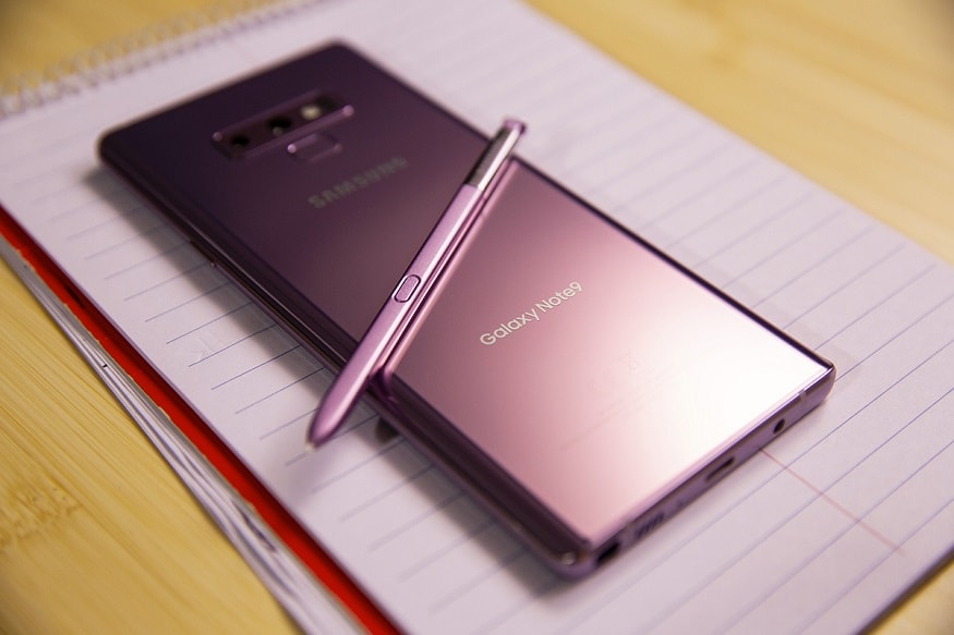 ফোনের ভিতরে রয়েছে Exynos 9810 প্রসেসর, 8GB পর্যন্ত RAM আর 512GB পর্যন্ত স্টোরেজ। স্টোরেজ বাড়ানোর জন্য রয়েছে মাইক্রো এসডি স্লট। ফোনের ভিতরে রয়েছে Exynos 9810 প্রসেসর, 8GB পর্যন্ত RAM আর 512GB পর্যন্ত স্টোরেজ। স্টোরেজ বাড়ানোর জন্য রয়েছে মাইক্রো এসডি স্লট।