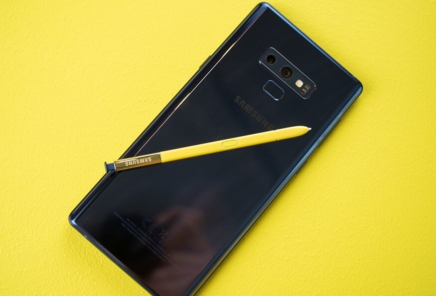 Galaxy Note 9-তে রয়েছে 6.4 ইঞ্চি QHD+ সুপার AMOLED ডিসপ্লে, এর অ্যাসপেক্ট রেশিও 18.5:9। প্রোটেকশনের জন্য রয়েছে Corning Gorilla গ্লাস ৫। Galaxy Note 9-তে রয়েছে 6.4 ইঞ্চি QHD+ সুপার AMOLED ডিসপ্লে, এর অ্যাসপেক্ট রেশিও 18.5:9। প্রোটেকশনের জন্য রয়েছে Corning Gorilla গ্লাস ৫।