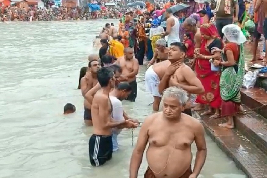 আজ গুরু পূর্ণিমা, এই পুণ্য তিথিতে বিপুল সংখ্যক ভক্তেরা গঙ্গা স্নান সেরে সুন্দর ভাবে দিন শুরু করার অঙ্গীকার নিয়েছেন ৷ শাস্ত্রজ্ঞরা মনে করেছেন সমস্ত আখরা, আশ্রমে গুরু পূর্ণিমায় উদযাপন করছেন ৷ মঙ্গলবার পূর্বা সাড় নক্ষত্র, মিত্রযোগ, ধনু, মকর রাশির ক্ষেত্রে বড় প্রভাব পড়তে চলেছে ৷ মহাপূর্ণিমায় বিশেষ সংযোগ রয়েছে ৷ আজ চন্দ্রগ্রহণেও বিশেষ প্রভাব ফেলবে ৷ প্রতীকী ছবি ৷ আজ গুরু পূর্ণিমা, এই পুণ্য তিথিতে বিপুল সংখ্যক ভক্তেরা গঙ্গা স্নান সেরে সুন্দর ভাবে দিন শুরু করার অঙ্গীকার নিয়েছেন ৷ শাস্ত্রজ্ঞরা মনে করেছেন সমস্ত আখরা, আশ্রমে গুরু পূর্ণিমায় উদযাপন করছেন ৷ মঙ্গলবার পূর্বা সাড় নক্ষত্র, মিত্রযোগ, ধনু, মকর রাশির ক্ষেত্রে বড় প্রভাব পড়তে চলেছে ৷ মহাপূর্ণিমায় বিশেষ সংযোগ রয়েছে ৷ আজ চন্দ্রগ্রহণেও বিশেষ প্রভাব ফেলবে ৷ প্রতীকী ছবি ৷