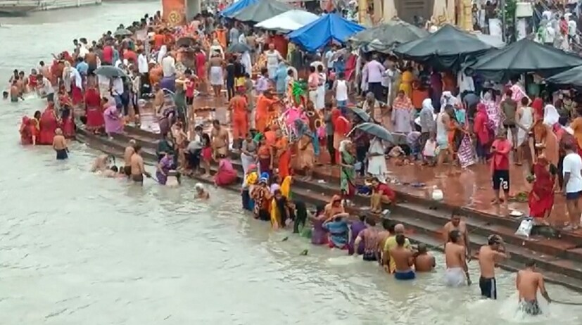 কাঁবড় যাত্রা আগে পুণ্যার্থীদের গঙ্গাস্নানের ভিড় সামাল দিতে বিশেষ প্রস্তুতি নেওয়া হচ্ছে ৷ প্রতীকী ছবি ৷  