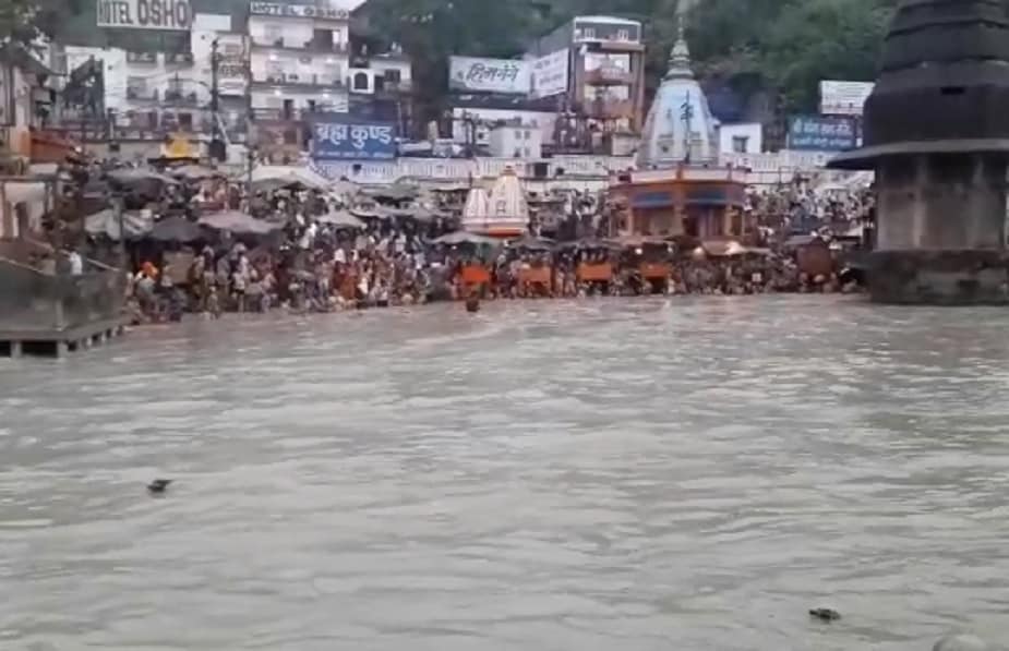 অনেকেই মনে করেন বছরের ১২টি পূর্ণিমার মধ্যে গুরু পূর্ণিমা সর্বশ্রেষ্ঠ ৷ গুরুর প্রতি শিষ্যের আস্থাতেই সমস্ত বিপত্তি দূর হয় ৷ প্রতীকী ছবি ৷ অনেকেই মনে করেন বছরের ১২টি পূর্ণিমার মধ্যে গুরু পূর্ণিমা সর্বশ্রেষ্ঠ ৷ গুরুর প্রতি শিষ্যের আস্থাতেই সমস্ত বিপত্তি দূর হয় ৷ প্রতীকী ছবি ৷