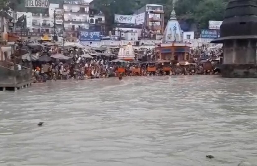 অনেকেই মনে করেন বছরের ১২টি পূর্ণিমার মধ্যে গুরু পূর্ণিমা সর্বশ্রেষ্ঠ ৷ গুরুর প্রতি শিষ্যের আস্থাতেই সমস্ত বিপত্তি দূর হয় ৷ প্রতীকী ছবি ৷
