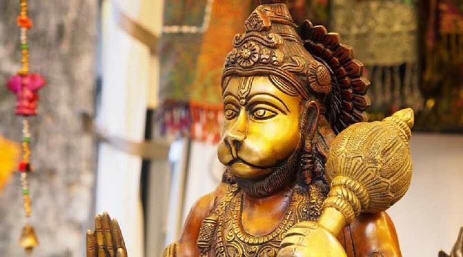 কিন্তু হাতের কাছে কাছে কোনও ফুল গাছ ছিল না, ছিল শুধু পান গাছ। তাই পান পাতা দিয়ে বানানো মালাই হনুমানজিকে পরিয়ে দিয়েছিলেন সীতা। সেই থেকেই এই প্রথা চলে আসছে। কিন্তু হাতের কাছে কাছে কোনও ফুল গাছ ছিল না, ছিল শুধু পান গাছ। তাই পান পাতা দিয়ে বানানো মালাই হনুমানজিকে পরিয়ে দিয়েছিলেন সীতা। সেই থেকেই এই প্রথা চলে আসছে।