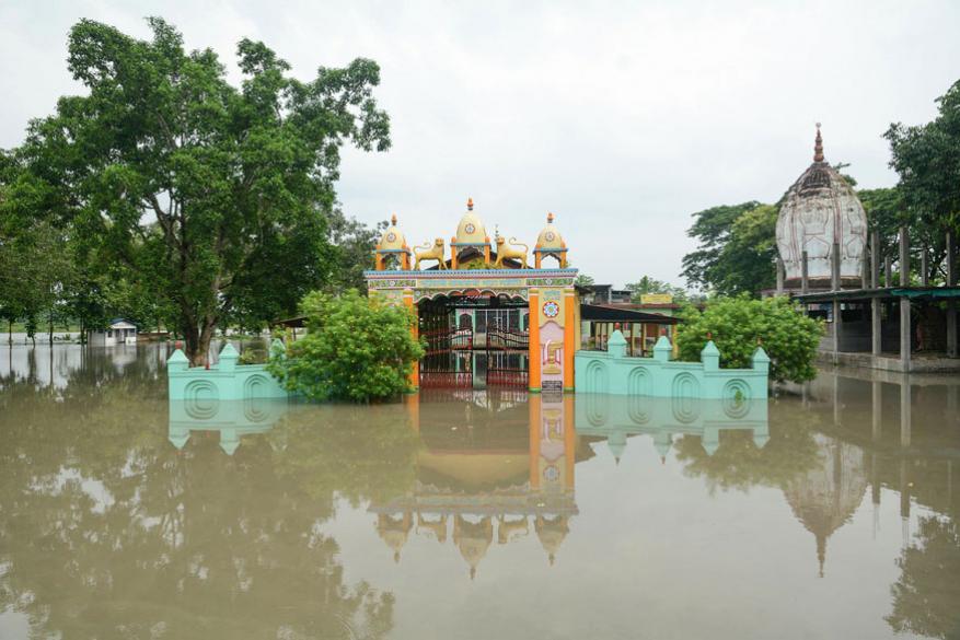 উদ্ধারে নেমেছে সেনা ও বিপর্যয় মোকাবিলা বাহিনী। এখন পর্যন্ত ৬৮টি ত্রাণ শিবির চালু করেছে অসম সরকার। (Image: PTI) উদ্ধারে নেমেছে সেনা ও বিপর্যয় মোকাবিলা বাহিনী। এখন পর্যন্ত ৬৮টি ত্রাণ শিবির চালু করেছে অসম সরকার। (Image: PTI)